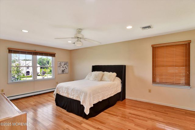 16 Locksley Lane, Manalapan, NJ 07726