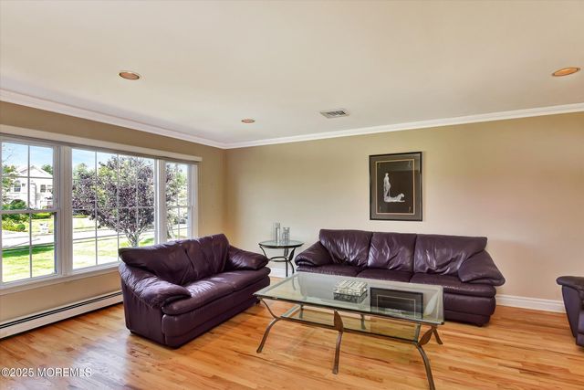 16 Locksley Lane, Manalapan, NJ 07726