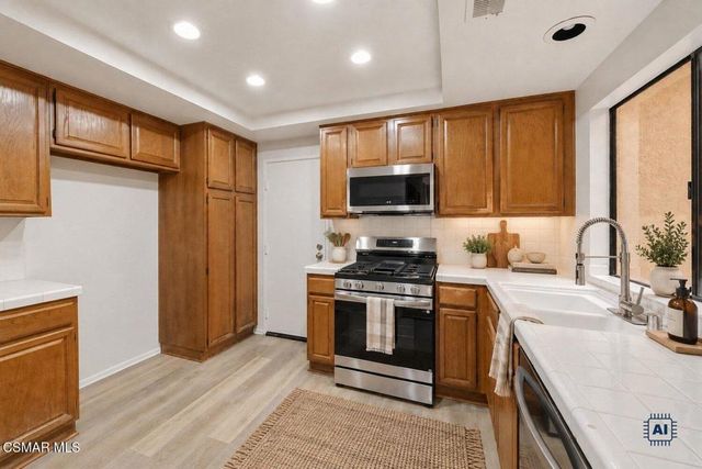 460 Country Club Drive C, Simi Valley, CA 93065