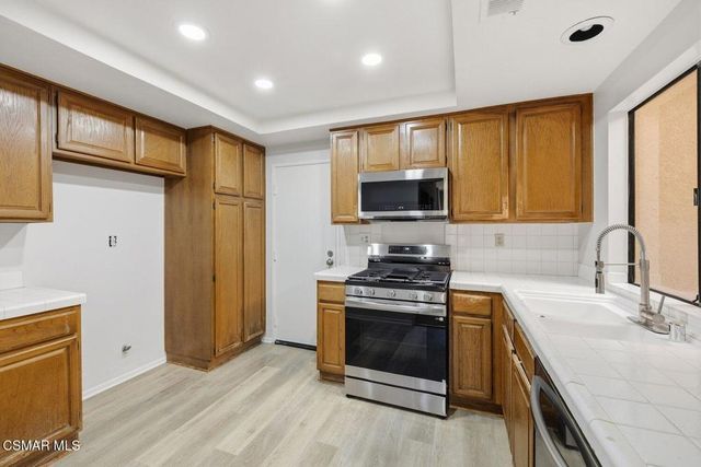 460 Country Club Drive C, Simi Valley, CA 93065