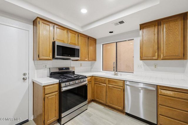 460 Country Club Drive C, Simi Valley, CA 93065