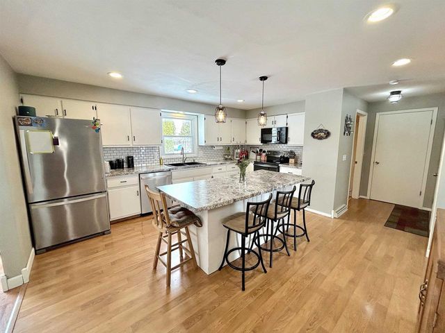 700 RAVENSWOOD COURT, Neenah, WI 54956
