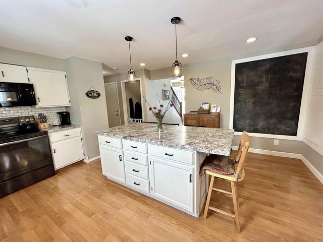 700 RAVENSWOOD COURT, Neenah, WI 54956