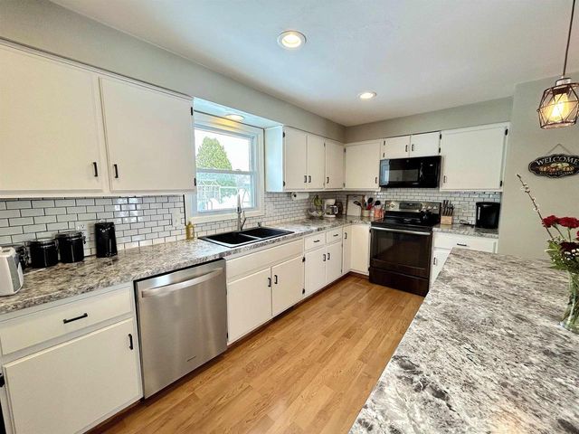 700 RAVENSWOOD COURT, Neenah, WI 54956