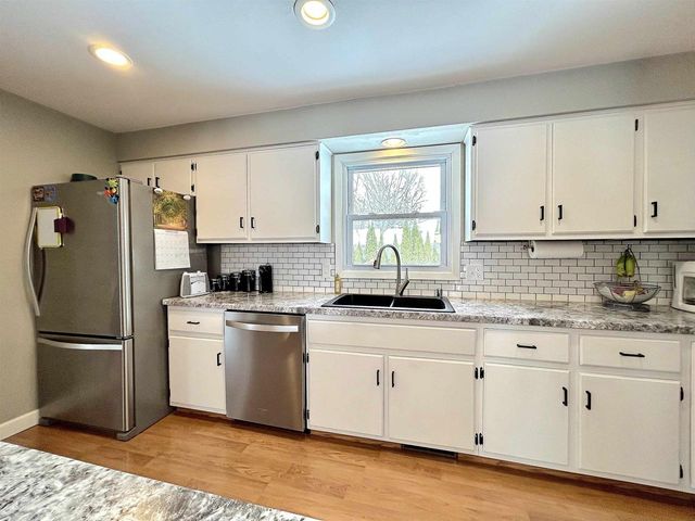 700 RAVENSWOOD COURT, Neenah, WI 54956