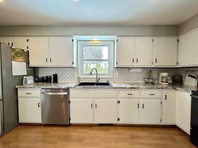 700 RAVENSWOOD COURT, Neenah, WI 54956
