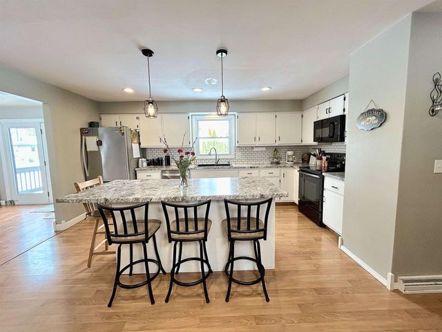 700 RAVENSWOOD COURT, Neenah, WI 54956