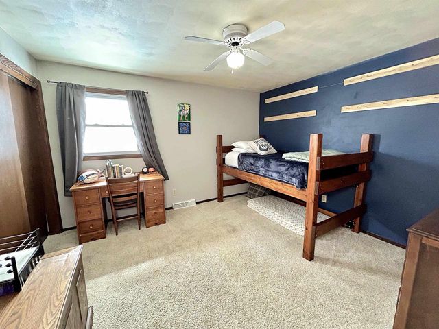 700 RAVENSWOOD COURT, Neenah, WI 54956