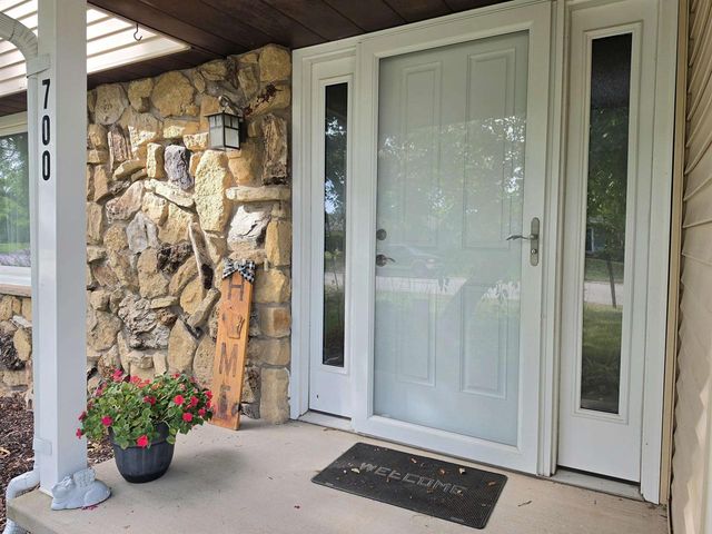 700 RAVENSWOOD COURT, Neenah, WI 54956