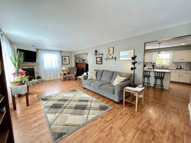 700 RAVENSWOOD COURT, Neenah, WI 54956