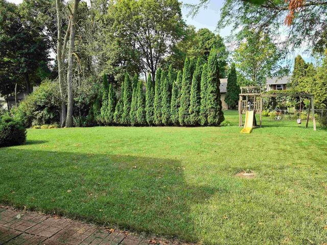700 RAVENSWOOD COURT, Neenah, WI 54956