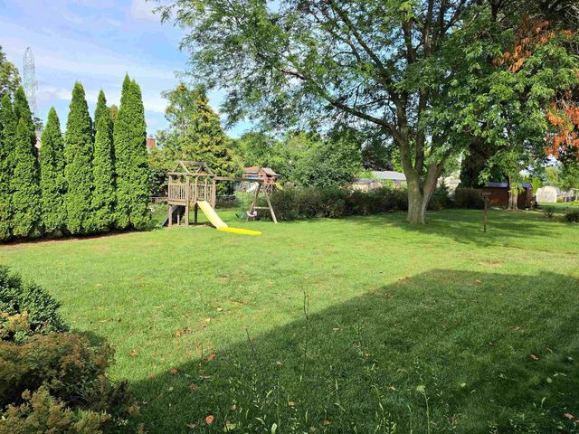 700 RAVENSWOOD COURT, Neenah, WI 54956