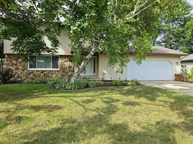 700 RAVENSWOOD COURT, Neenah, WI 54956