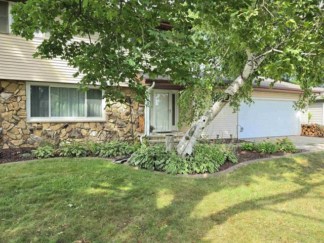 700 RAVENSWOOD COURT, Neenah, WI 54956