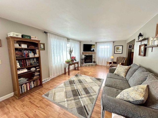 700 RAVENSWOOD COURT, Neenah, WI 54956