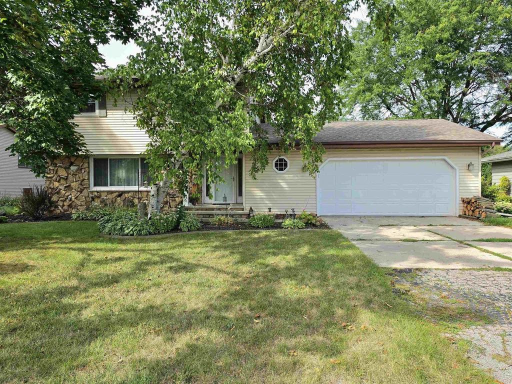 700 RAVENSWOOD COURT, Neenah, WI 54956