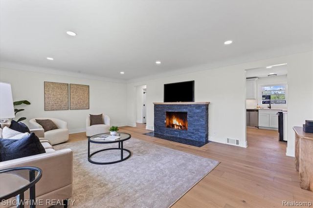 25275 Ormond Drive, Southfield, MI 48033
