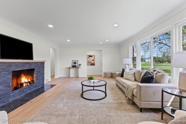 25275 Ormond Drive, Southfield, MI 48033