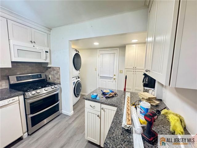 39 Hillcrest Avenue, Edison, NJ 08817