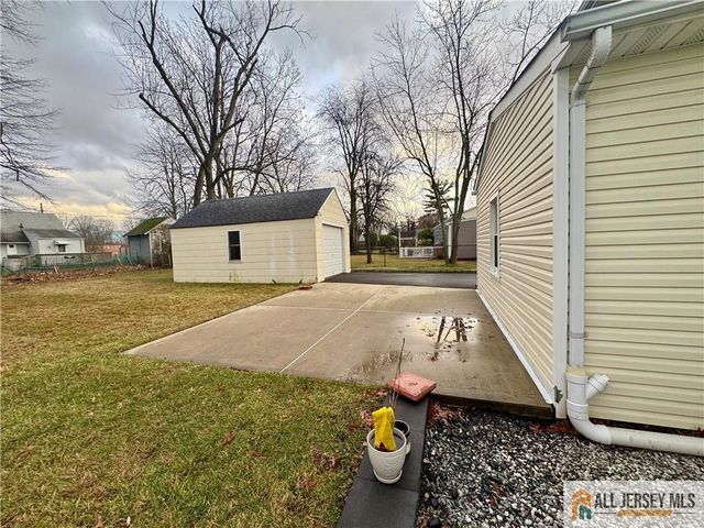 39 Hillcrest Avenue, Edison, NJ 08817