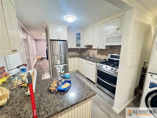 39 Hillcrest Avenue, Edison, NJ 08817