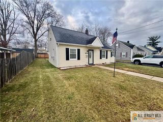 39 Hillcrest Avenue, Edison, NJ 08817