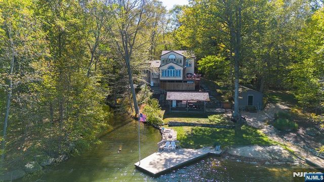 70 Harrison Lane, Bloomingdale, NJ 07403