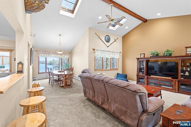 70 Harrison Lane, Bloomingdale, NJ 07403