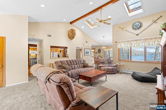 70 Harrison Lane, Bloomingdale, NJ 07403