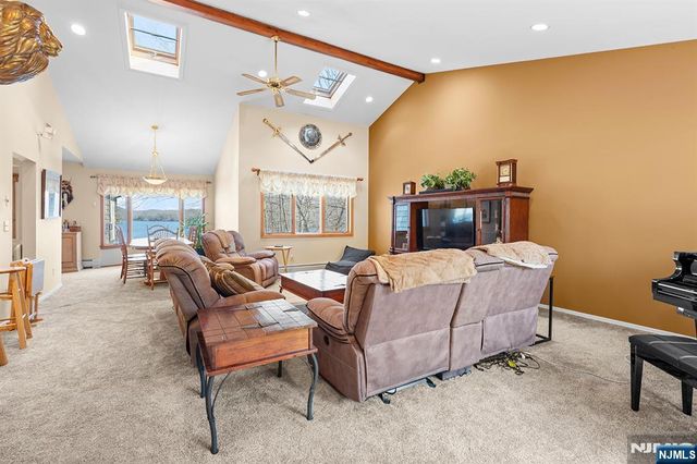 70 Harrison Lane, Bloomingdale, NJ 07403