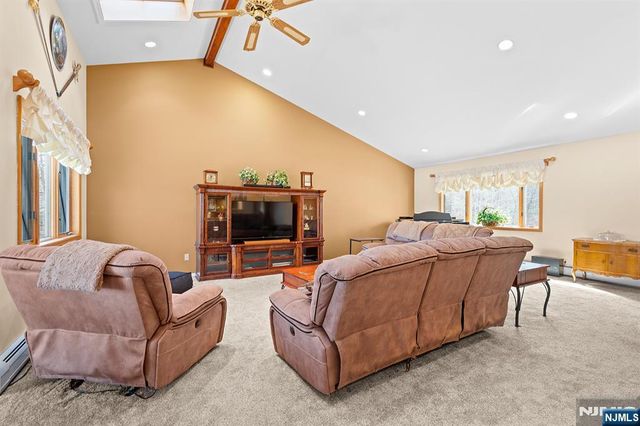 70 Harrison Lane, Bloomingdale, NJ 07403