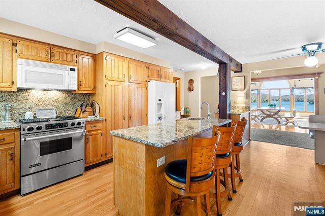 70 Harrison Lane, Bloomingdale, NJ 07403