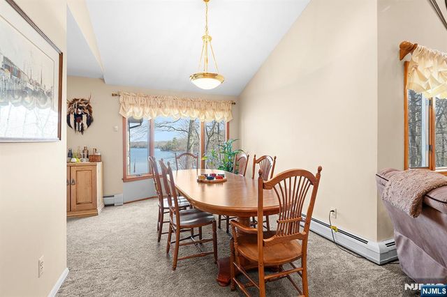 70 Harrison Lane, Bloomingdale, NJ 07403