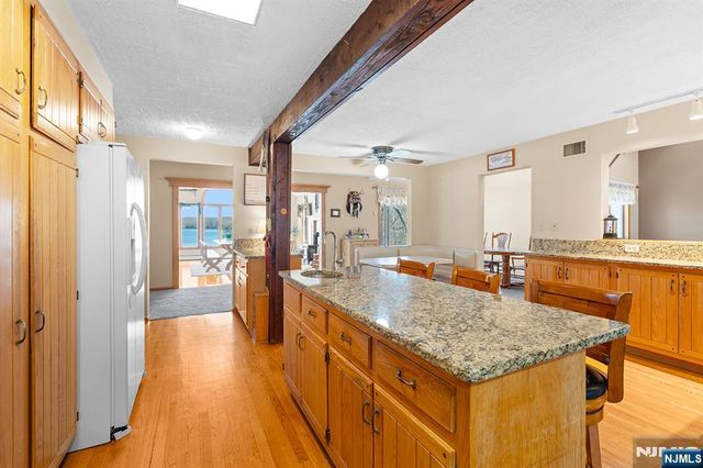 70 Harrison Lane, Bloomingdale, NJ 07403