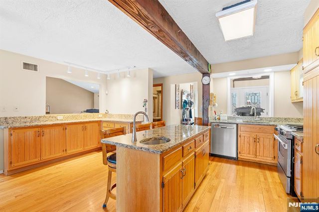 70 Harrison Lane, Bloomingdale, NJ 07403