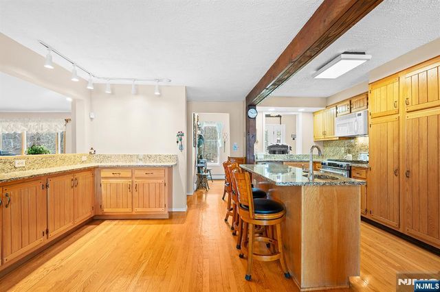 70 Harrison Lane, Bloomingdale, NJ 07403