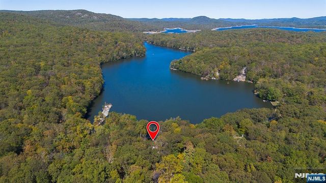 70 Harrison Lane, Bloomingdale, NJ 07403