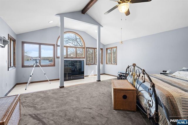 70 Harrison Lane, Bloomingdale, NJ 07403