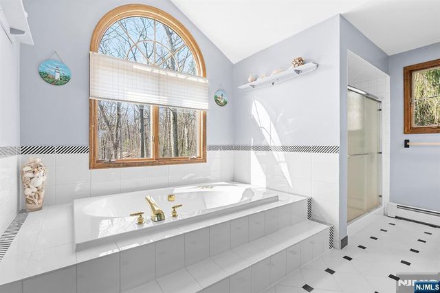 70 Harrison Lane, Bloomingdale, NJ 07403