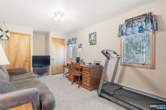 70 Harrison Lane, Bloomingdale, NJ 07403