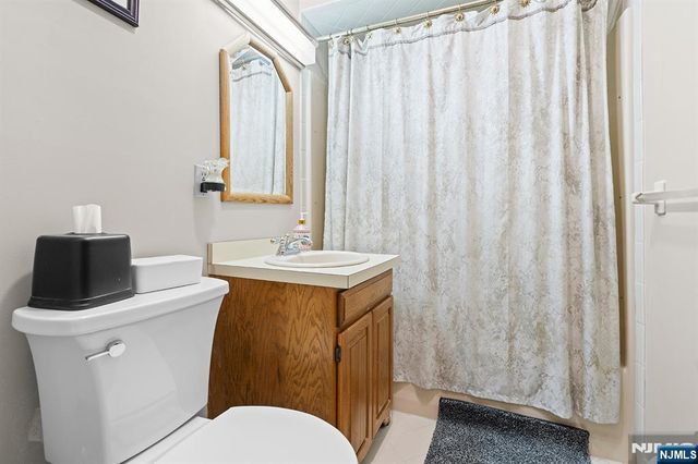 70 Harrison Lane, Bloomingdale, NJ 07403