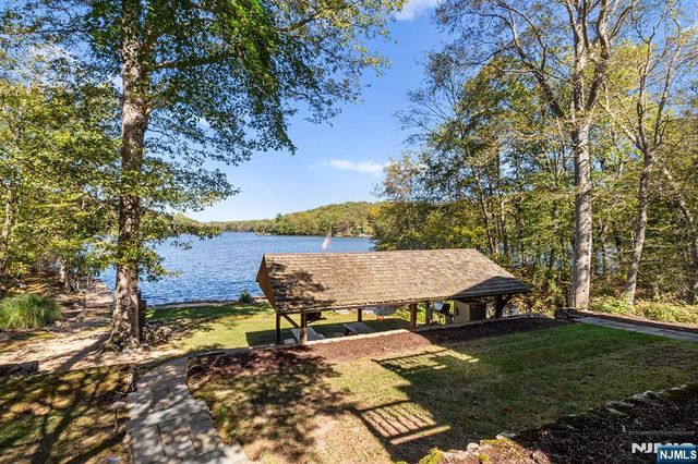 70 Harrison Lane, Bloomingdale, NJ 07403