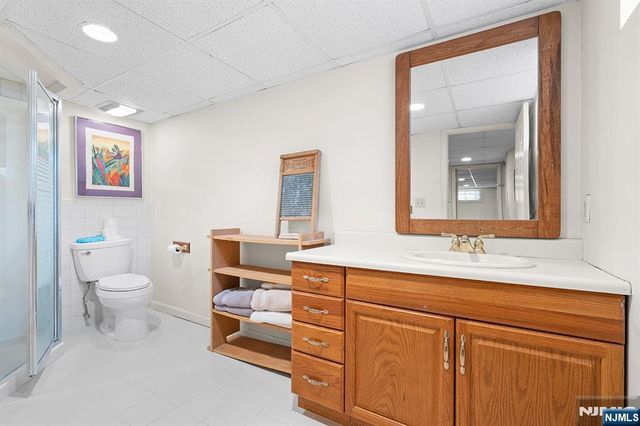 70 Harrison Lane, Bloomingdale, NJ 07403