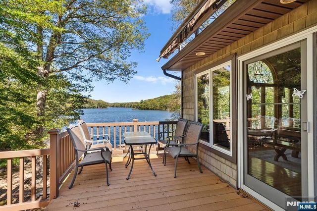 70 Harrison Lane, Bloomingdale, NJ 07403