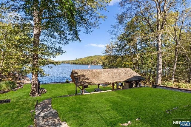 70 Harrison Lane, Bloomingdale, NJ 07403