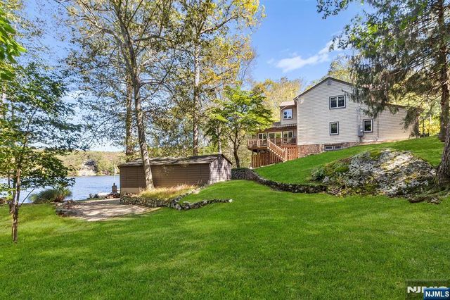 70 Harrison Lane, Bloomingdale, NJ 07403