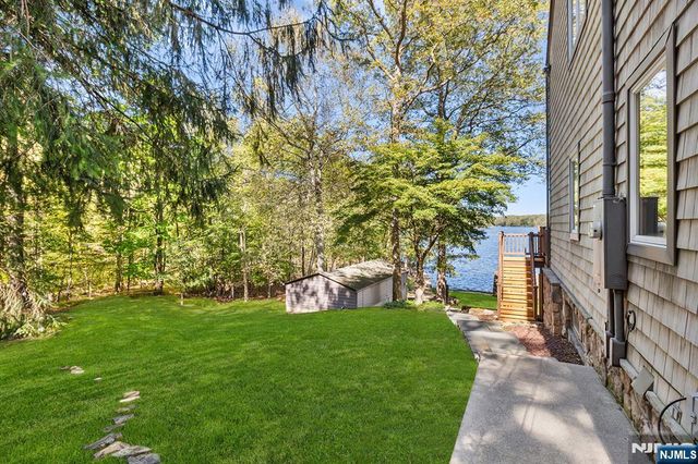 70 Harrison Lane, Bloomingdale, NJ 07403