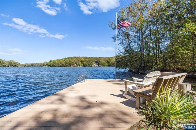 70 Harrison Lane, Bloomingdale, NJ 07403