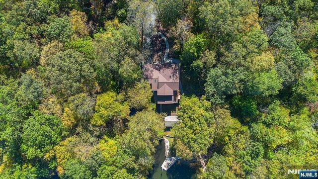 70 Harrison Lane, Bloomingdale, NJ 07403