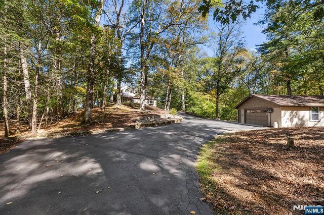 70 Harrison Lane, Bloomingdale, NJ 07403